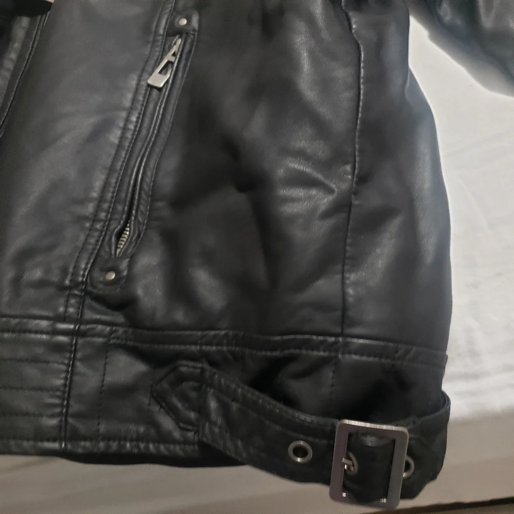 NEW HERITAGE Men's Black FAUX Leather Jacket....SIZE:L